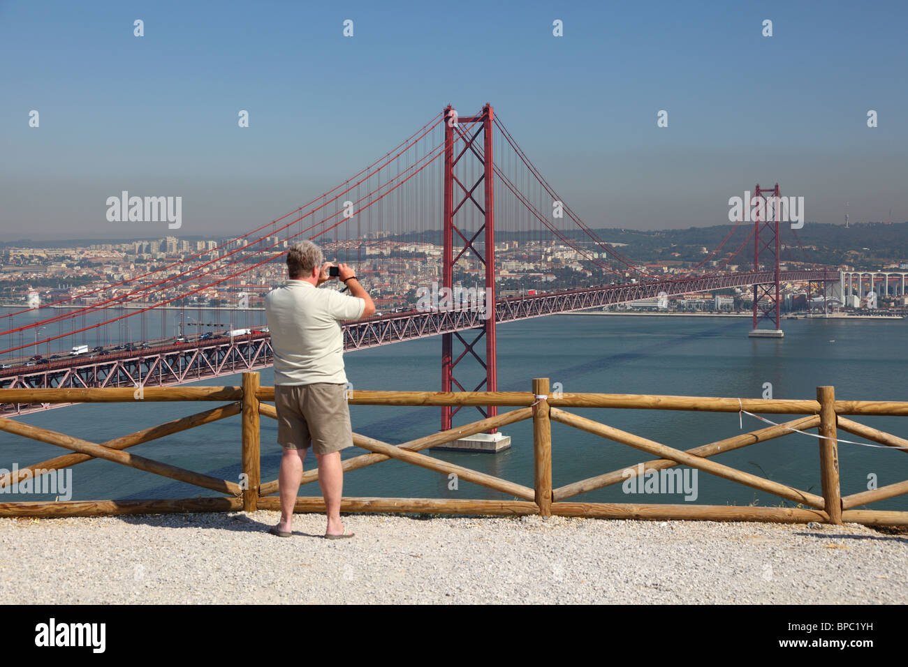 Turistica prendendo le foto del Ponte 25 de Abril - sospensione ponte sopra il fiume Tago a Lisbona, Portogallo Foto Stock