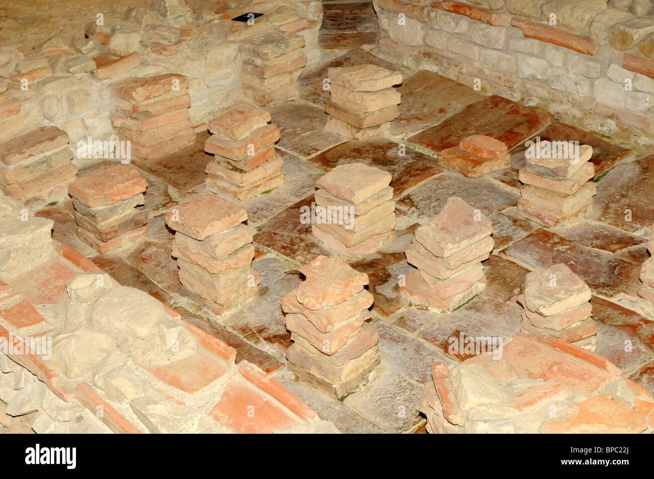 Hypocaust al Palazzo Romano di Fishbourne, Sussex, Regno Unito. Romano antico sistema di riscaldamento / impianto di riscaldamento a pavimento. Foto Stock