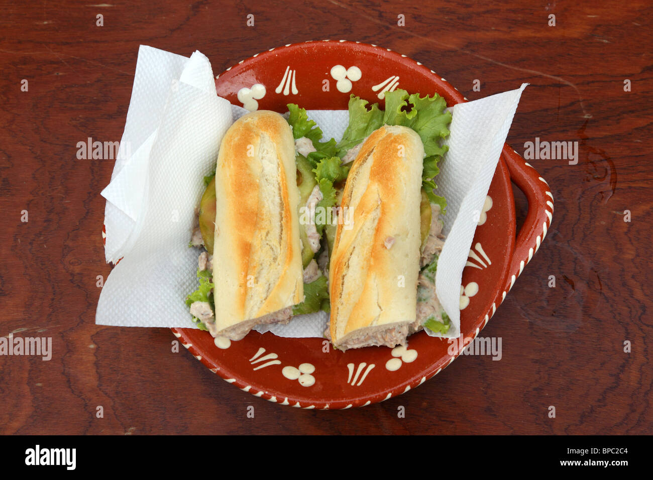 Panino con tonno e insalata come servita in un ristorante a Porto, Portogallo Foto Stock