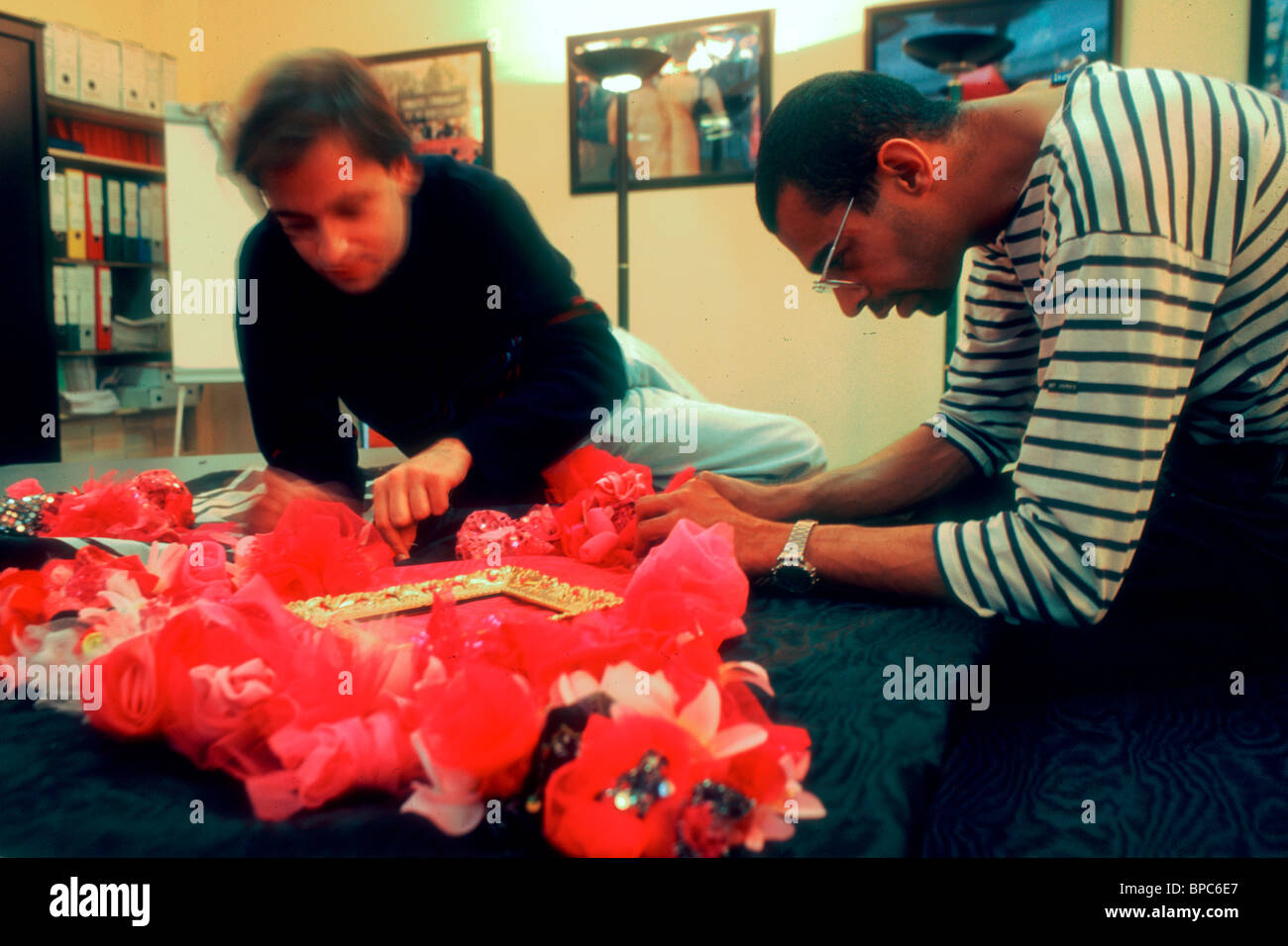 Parigi, Francia - AIDS Activists of Act Up-Paris, Sewing Memorial AIDS Quilt to Memory of Dead President of Act Up, Cleews, Volunteers in Europe, activism art, ong volontaria, aids 1990 persone francesi dentro aids hiv (foto archivio) Foto Stock