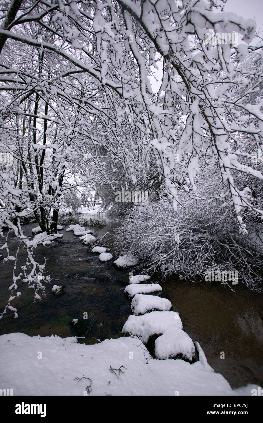 Fiume Bovey nella neve, North Bovey, Dartmoor Devon, Regno Unito Foto Stock