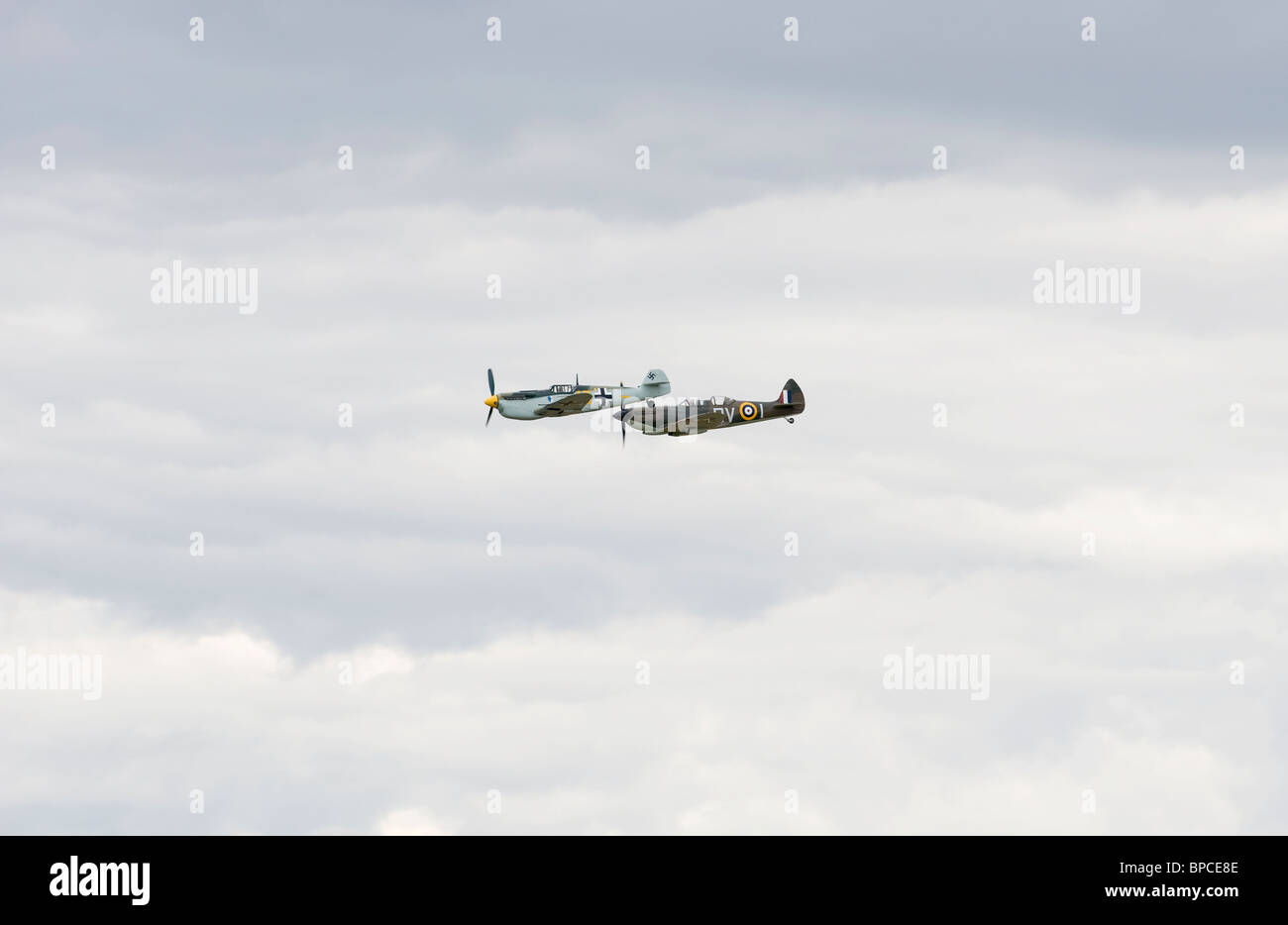 Uno Spitfire e Messerschmitt 109 FLY in una stretta formazione nei cieli di Shoreham, West Sussex. Foto Stock