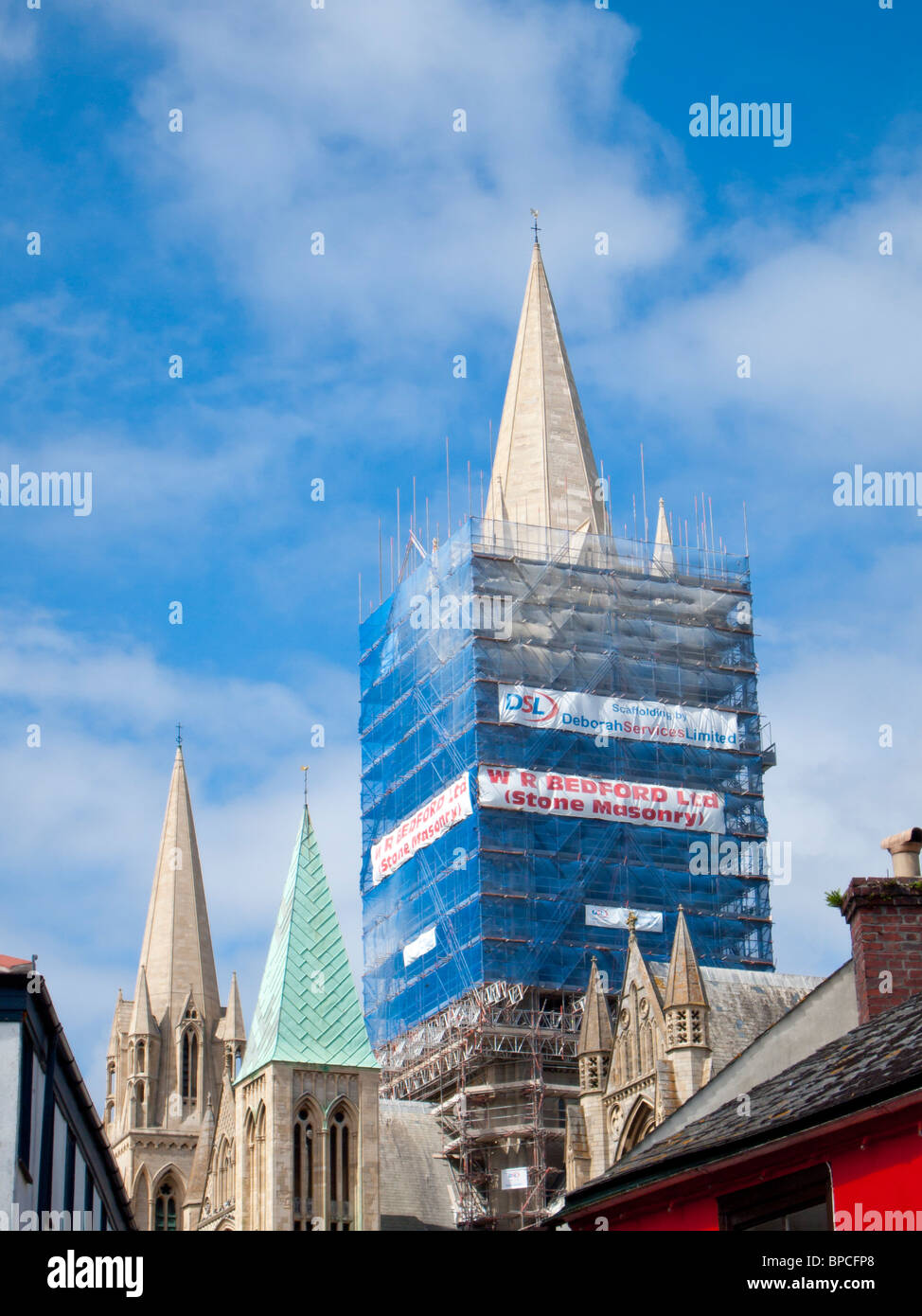 I lavori di riparazione sulla Truro Cathedral shot da St Marys Street. Foto Stock