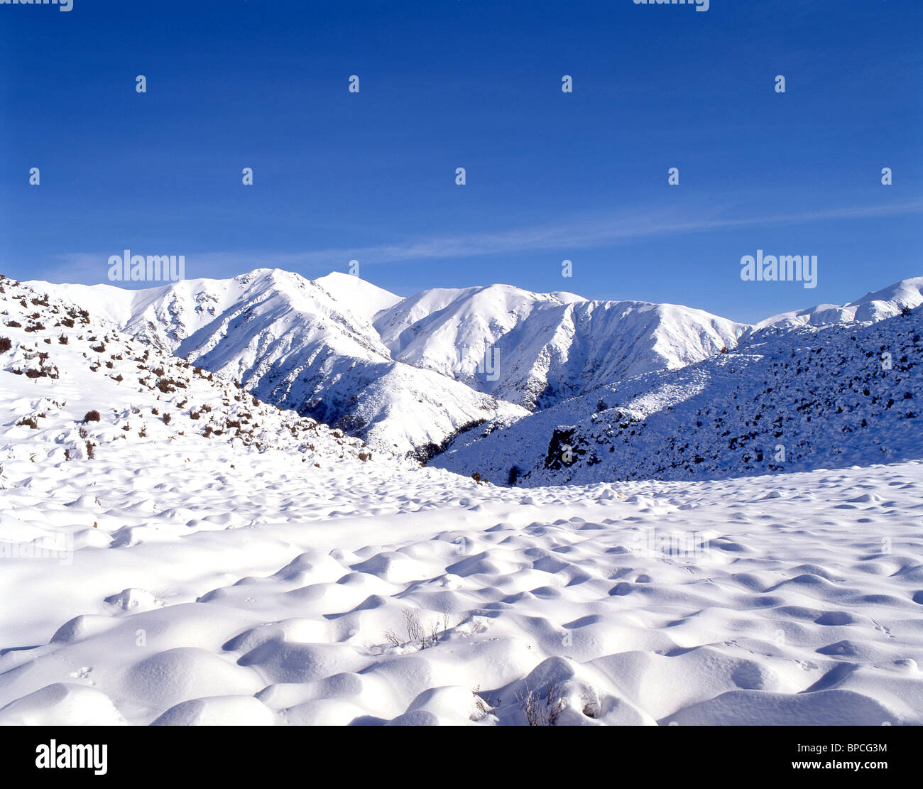 Coperte di neve paesaggio di montagna nei pressi del Monte Hutt campo da sci, Alpi del sud, Canterbury, Nuova Zelanda Foto Stock