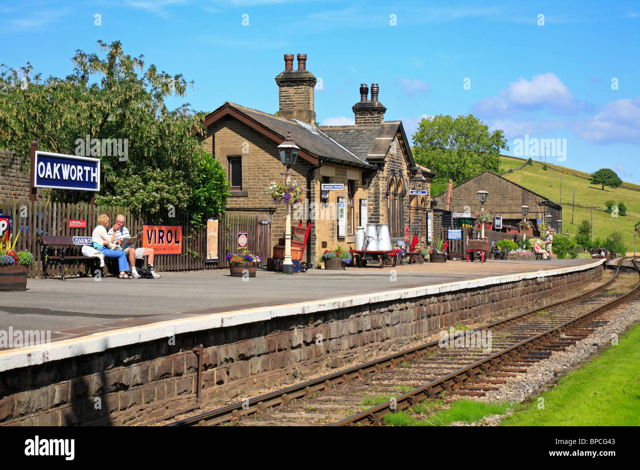 Oakworth stazione ferroviaria, Keighley e Worth Valley Railway, Oakworth, West Yorkshire, Inghilterra, Regno Unito. Foto Stock