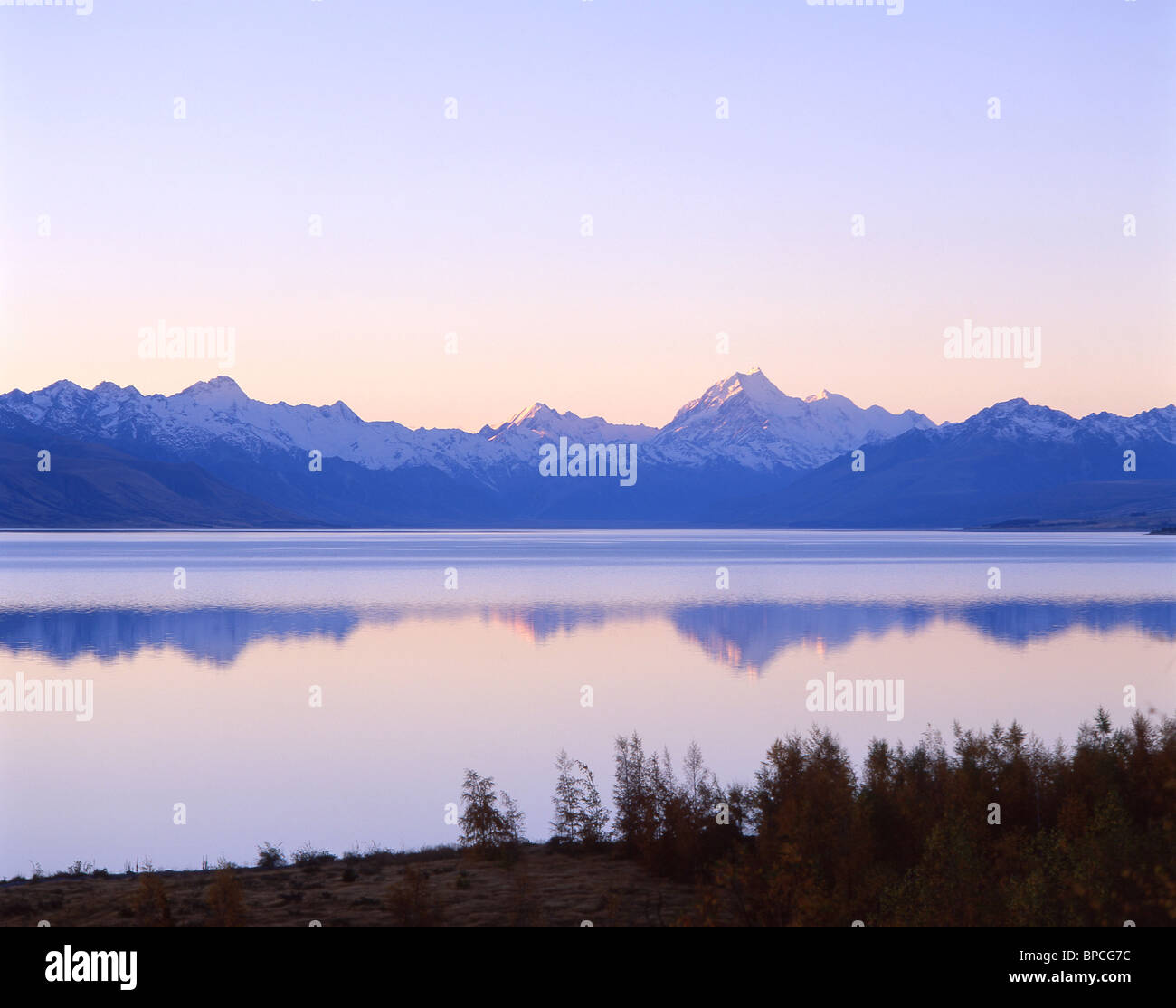 Mount Cook e Alpi del Sud attraverso il Lago Tekapo, Distretto di Mackenzie, Canterbury, Nuova Zelanda Foto Stock