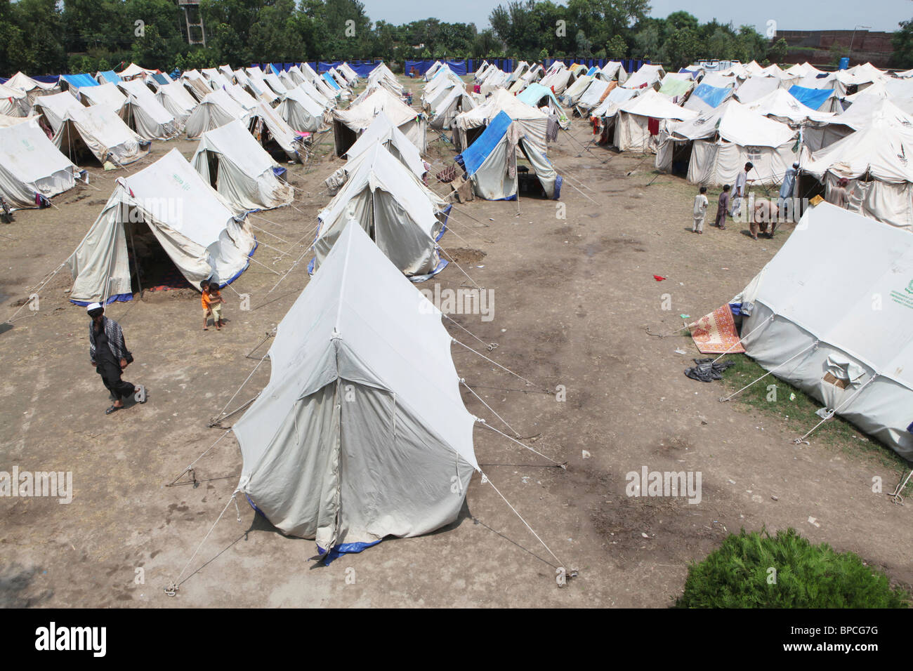 Delle vittime delle inondazioni in Pakistan ricevere aiuti da MSF Foto Stock