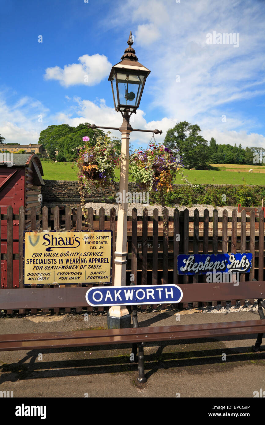 Oakworth stazione ferroviaria, Keighley e Worth Valley Railway, Oakworth, West Yorkshire, Inghilterra, Regno Unito. Foto Stock