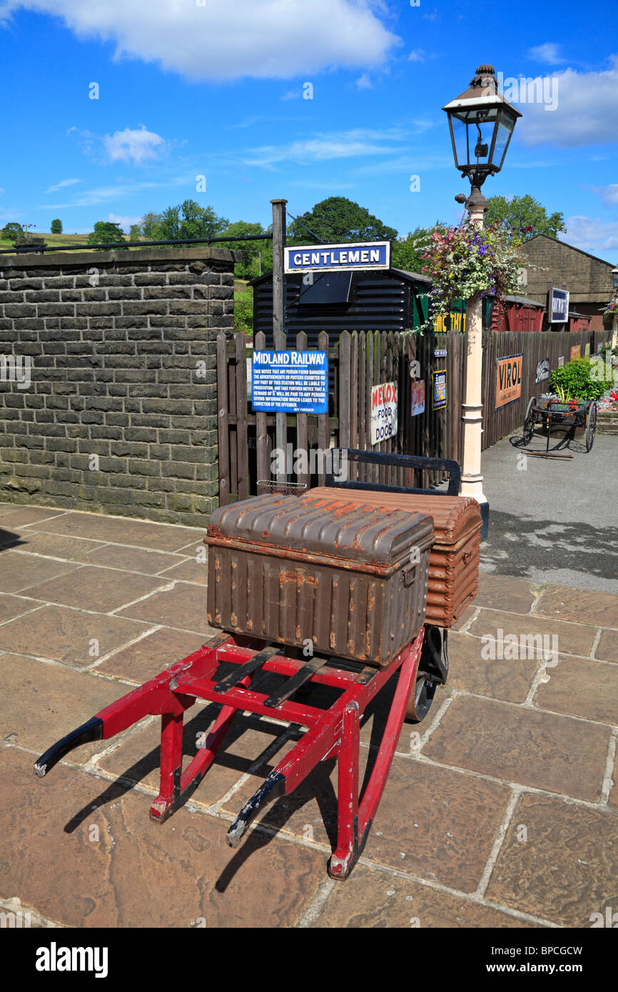 Oakworth stazione ferroviaria, Keighley e Worth Valley Railway, Oakworth, West Yorkshire, Inghilterra, Regno Unito. Foto Stock