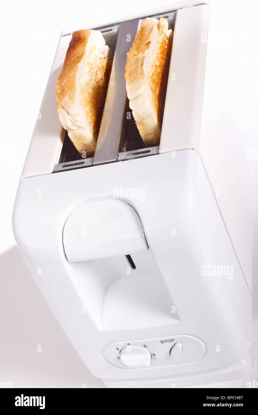 Tostapane bianco con due fette di pane tostato. Isolato. Foto Stock