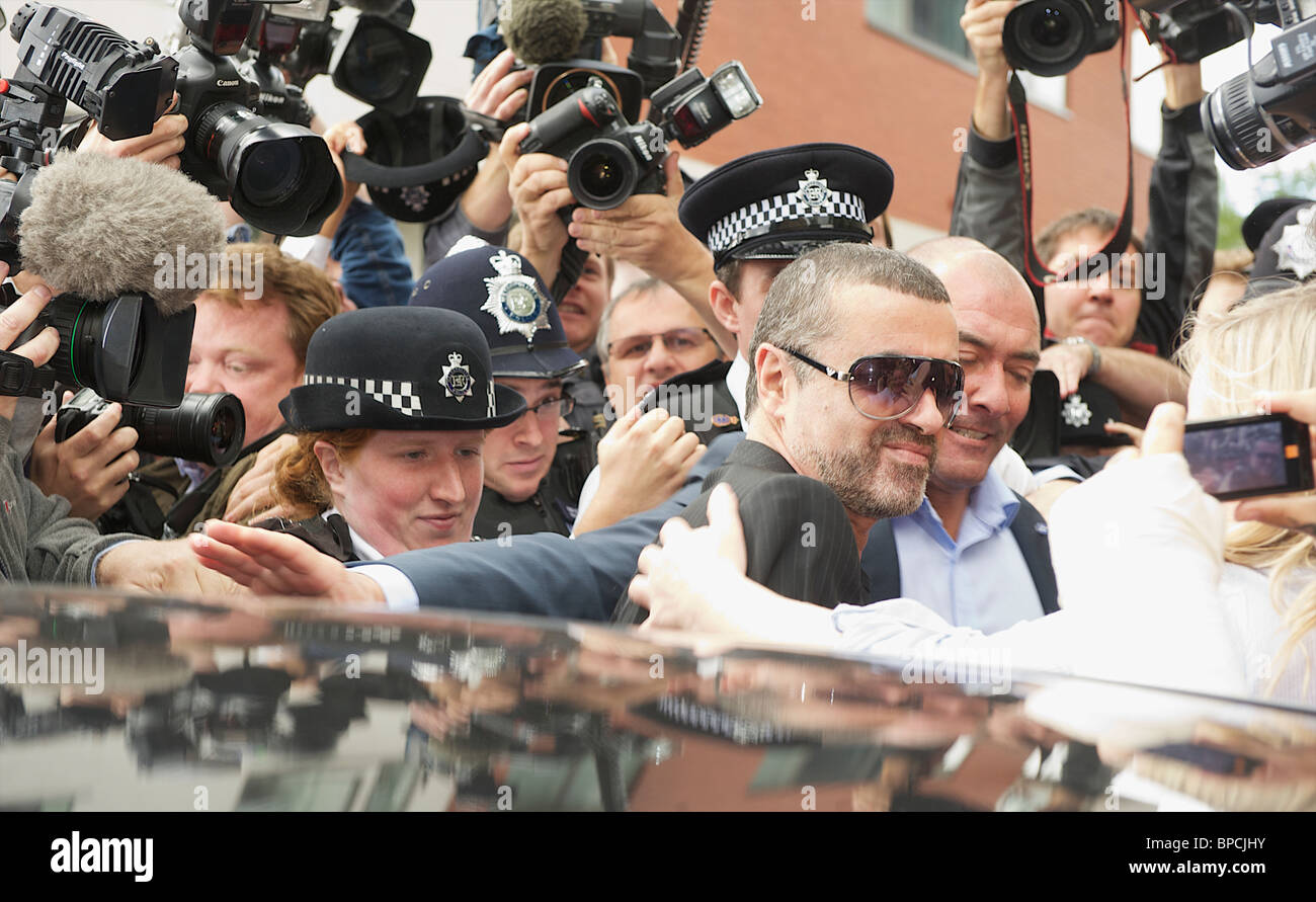 LONDON, Regno Unito - 24 agosto : Pic mostra George Michael arrivando a Highbury Corte dei Magistrati sulle tariffe di pilotaggio di farmaco Foto Stock