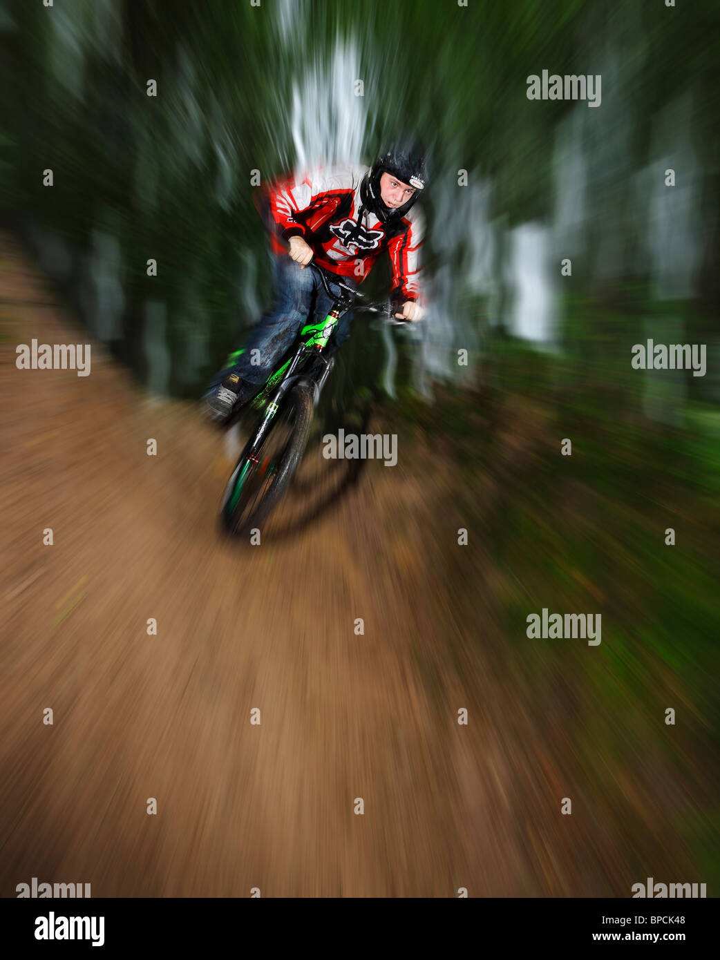 Il freeride ciclista con motion blur. Foto Stock