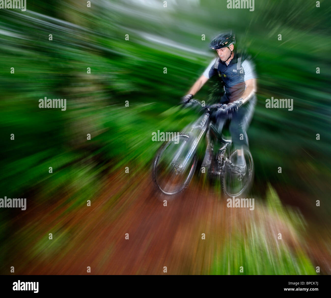 Il freeride ciclista con motion blur. Foto Stock