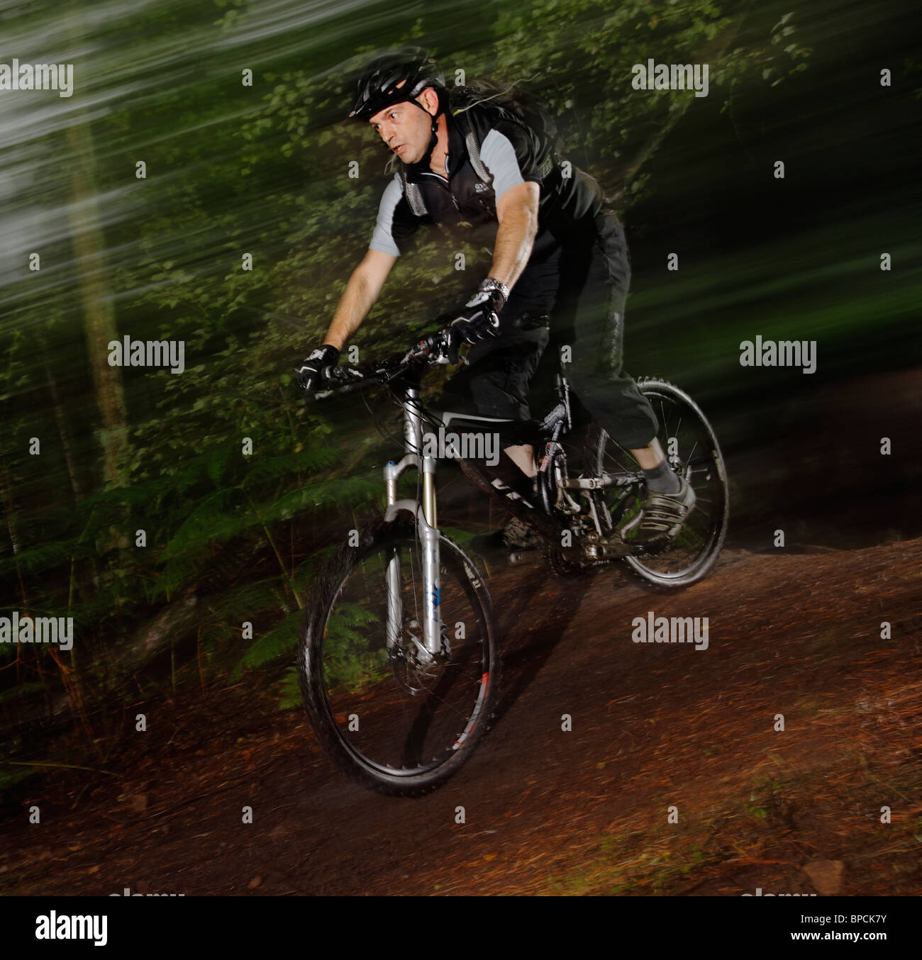 Il freeride ciclista con motion blur. Foto Stock