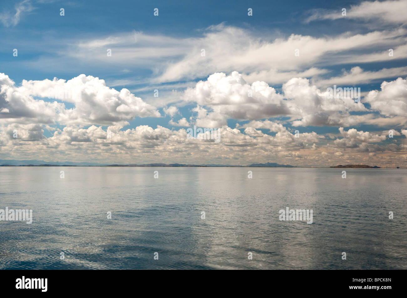 Il lago Titicaca riflessioni di nuvole in Perù. Foto Stock
