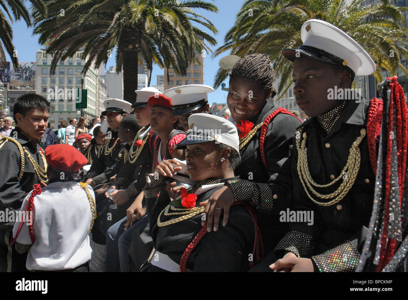 I giovani in uniforme durante una parata, San Francisco, Stati Uniti d'America Foto Stock