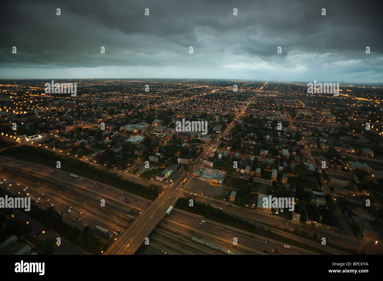 Fotografia aerea della rete di autostrade/strade nel buio le tempeste Foto Stock