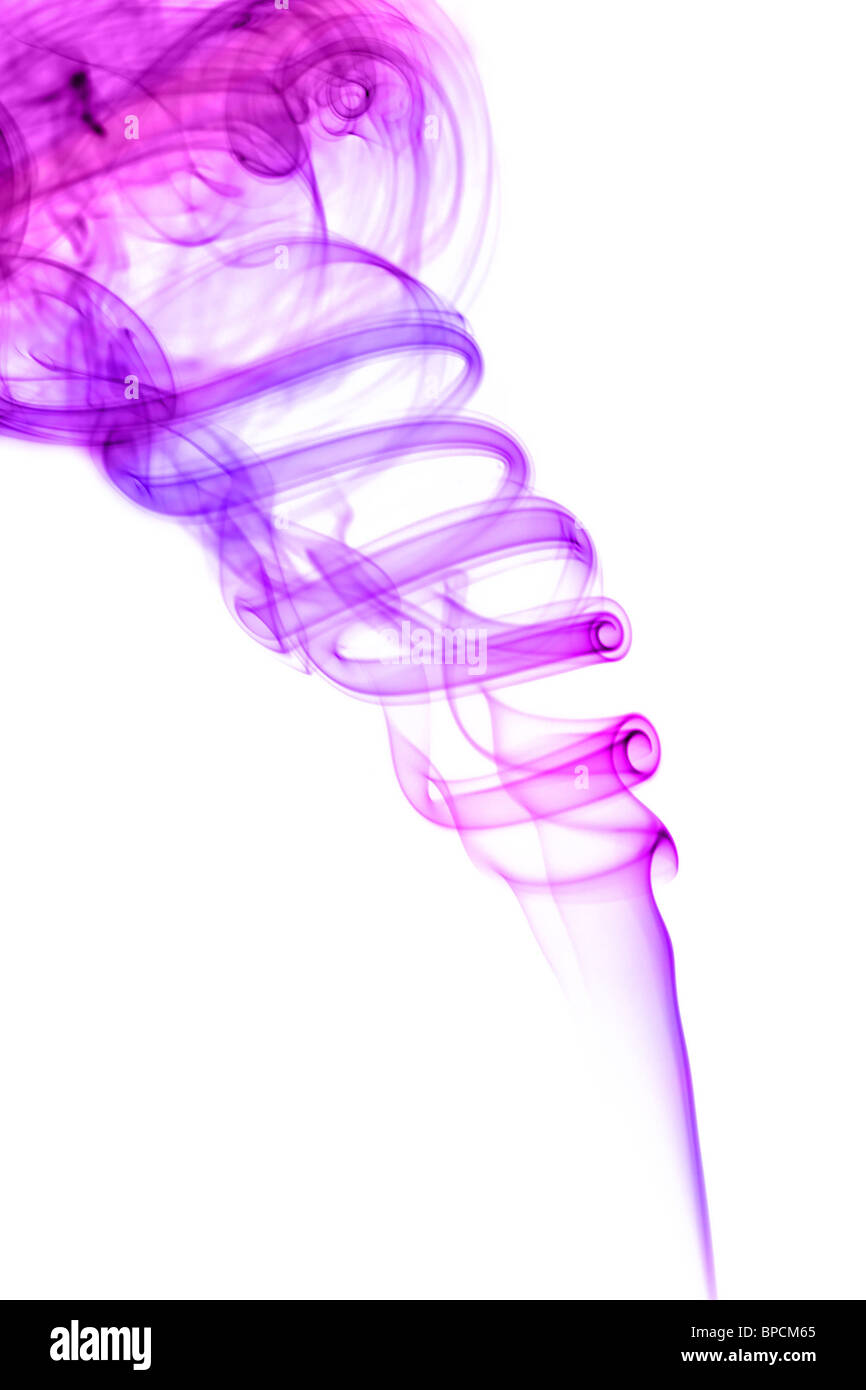 Violetta fumo colorato isolato su bianco Foto Stock