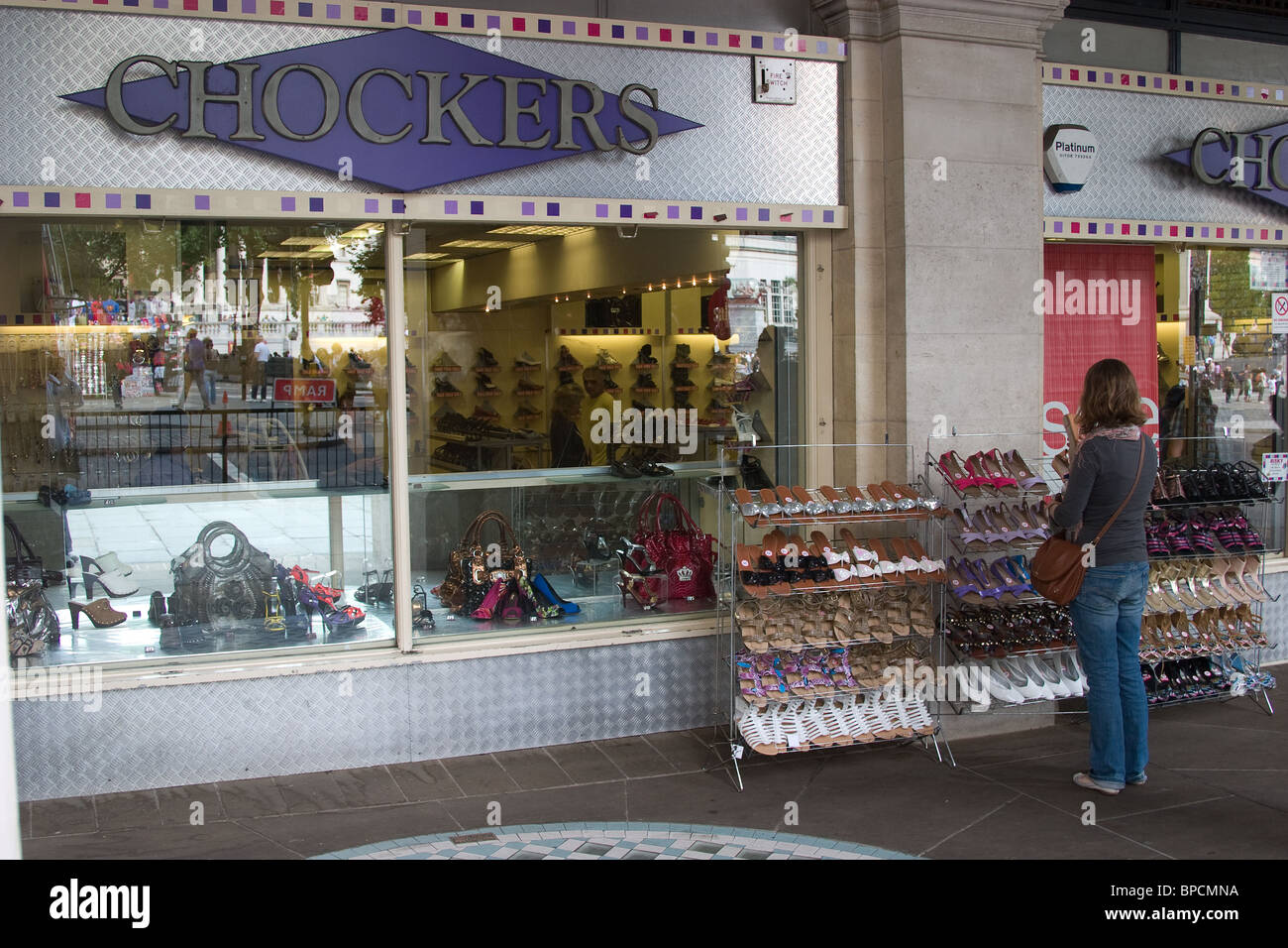 Scarpe da donna borsa shop boutique shopper finestra rack Foto Stock