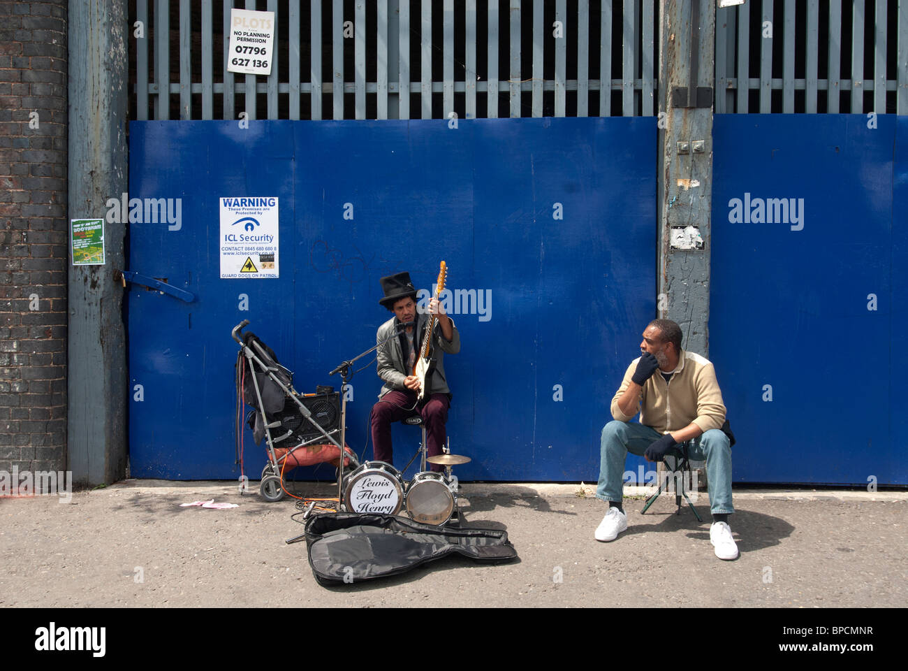 Brick Lane East London.Lewis Floyd Henry , One man band , musicista di strada la domenica mattina. Foto Stock
