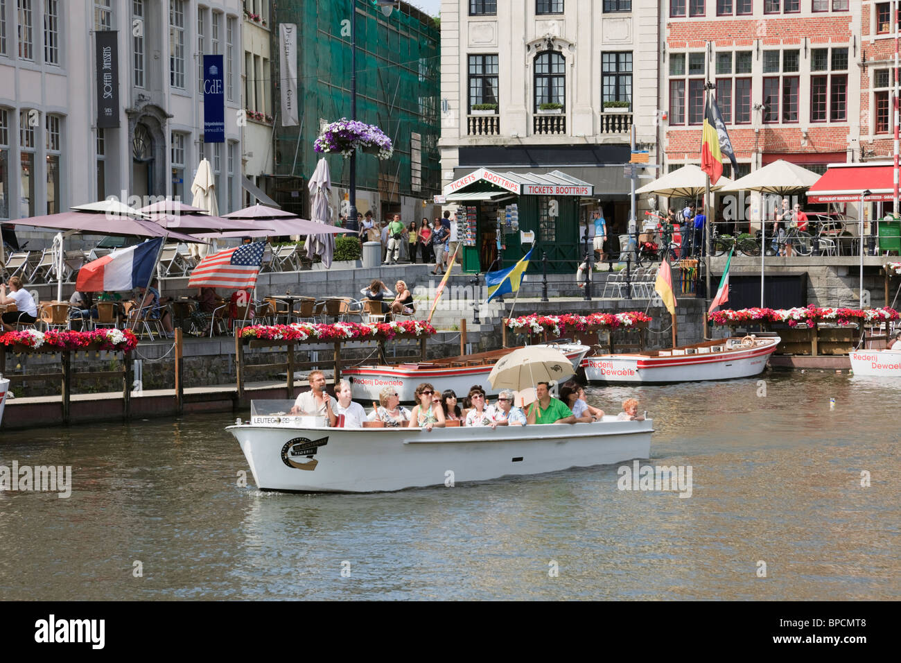 Korenlei Quay, Gand, Fiandre Orientali, Belgio. Fiume Leie con crociera turistica di barche Foto Stock