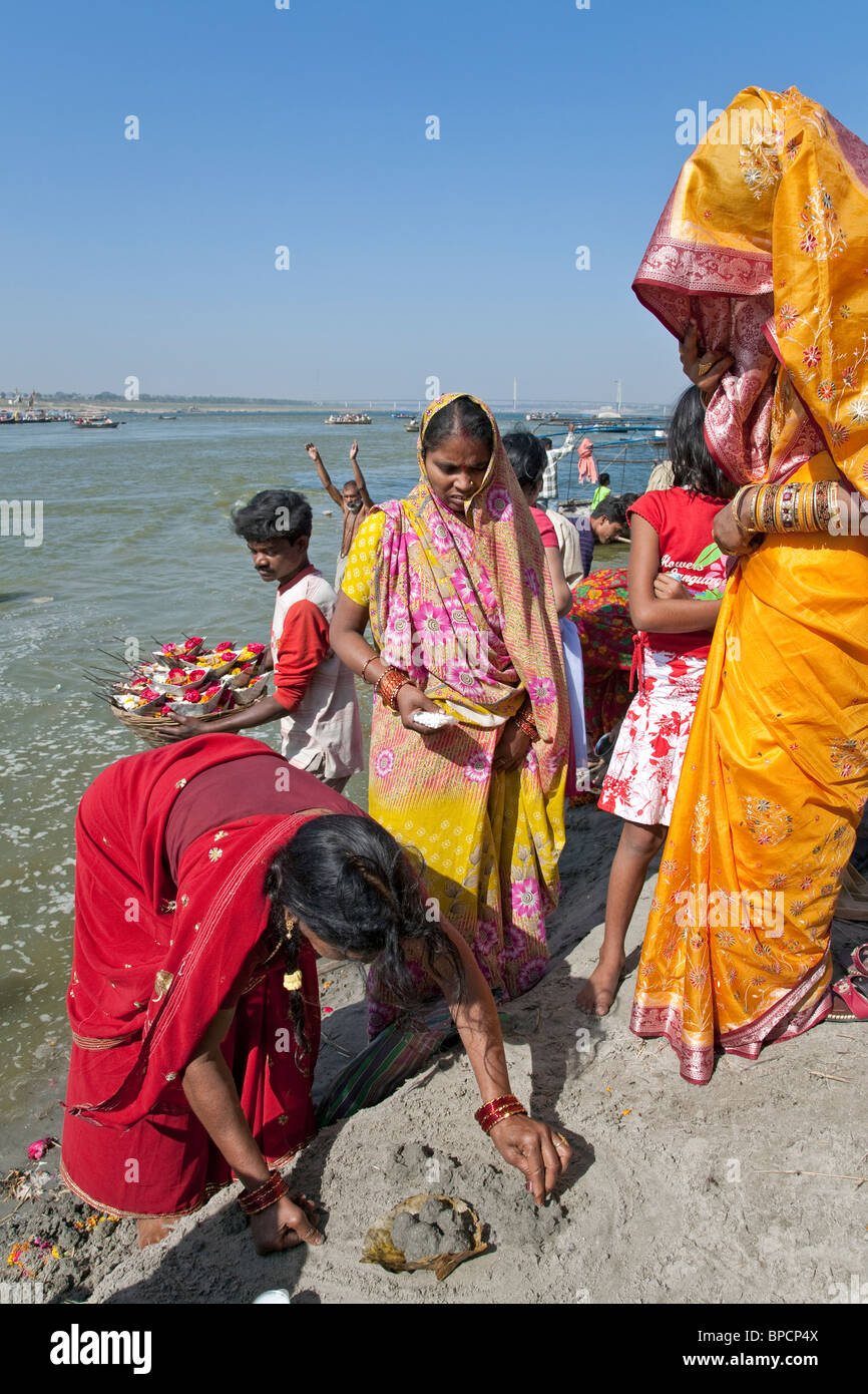 Tradizionale Matrimonio indiano. Fare un'offerta presso il fiume Gange. Di Allahabad. India Foto Stock