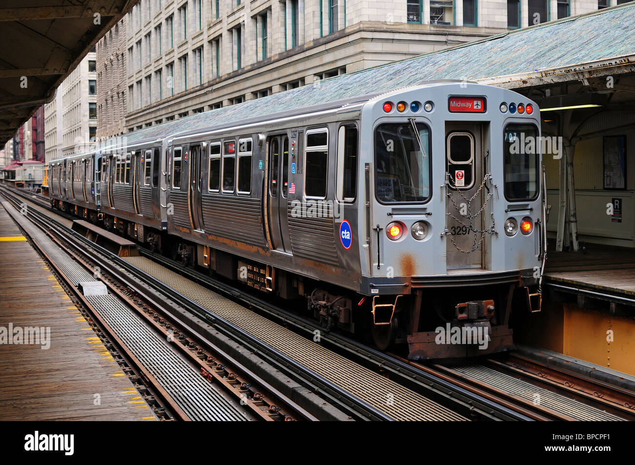 Metropolitana sopraelevata con il treno alla stazione di Randolph, Chicago, USA Foto Stock