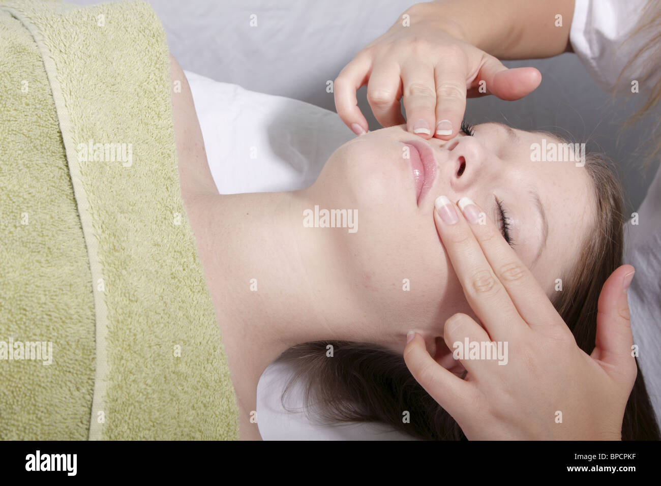 La donna riceve un messaggio per il viso Foto Stock