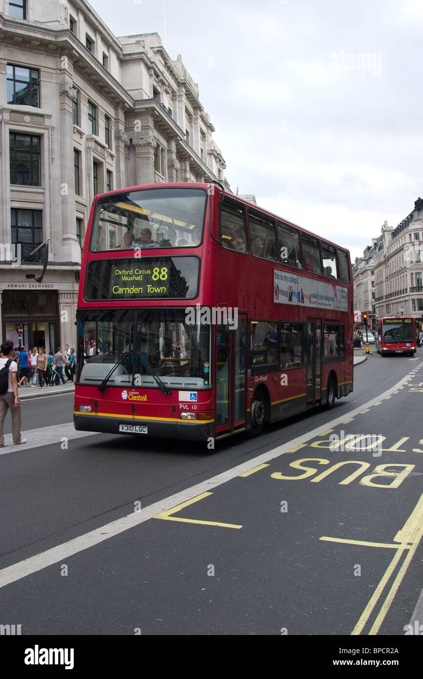 Red double decker bus pubblico arresto trasporto su strada Foto Stock