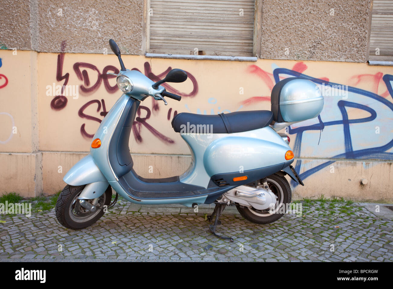 Scooter parcheggiato sul marciapiede Foto Stock