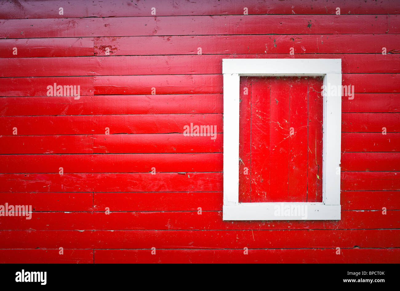 In legno rosso schierandosi granaio, bianco sul telaio di una finestra, Hecla Village, Hecla Isola Parco Provinciale, Manitoba, Canada. Foto Stock