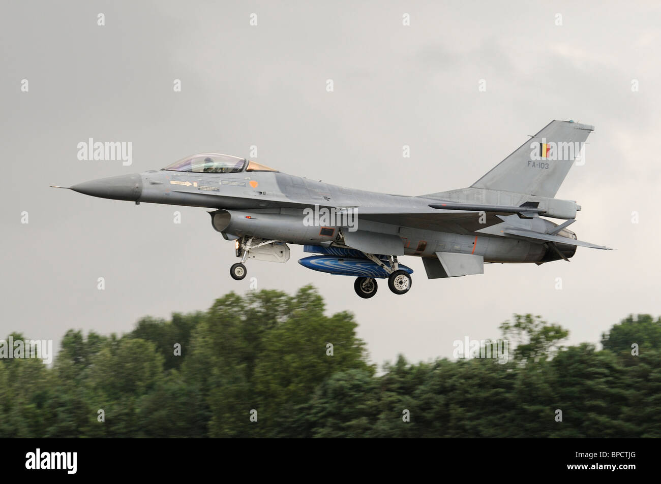 Dynamic generale F-16AM Fighting Falcon del Belgio Air Force arriva a Fairford nel 2010 per il Royal International Air Tattoo Foto Stock
