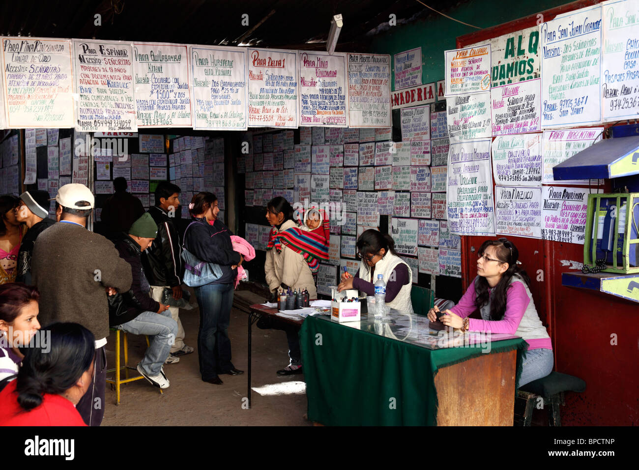 Le persone in cerca di lavoro all'interno di uffici di collocamento , Cusco, Perù Foto Stock