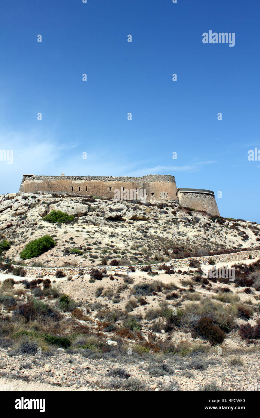 Vista del Castillo de San Ramón, un18esimo secolo torre di vedetta, sopra la spiaggia di El Playazo, Cabo de Gata, Andalusia Spagna Foto Stock