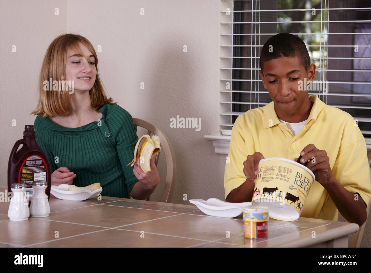 Due ragazzi con gelato Foto Stock