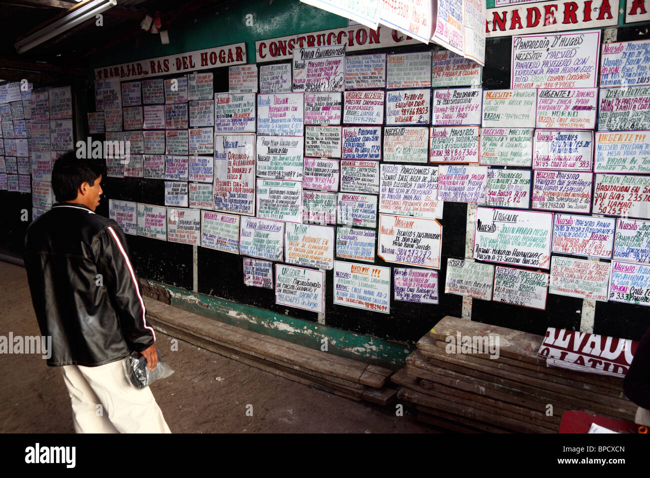 Giovane uomo in cerca di lavoro all'interno di disoccupazione ufficio , Cusco, Perù Foto Stock
