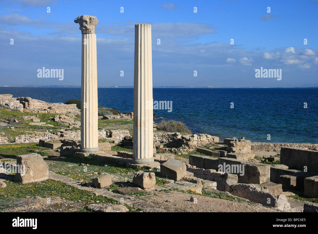 Due colonne ioniche nei resti della antica città di Tharros, Italia Foto Stock
