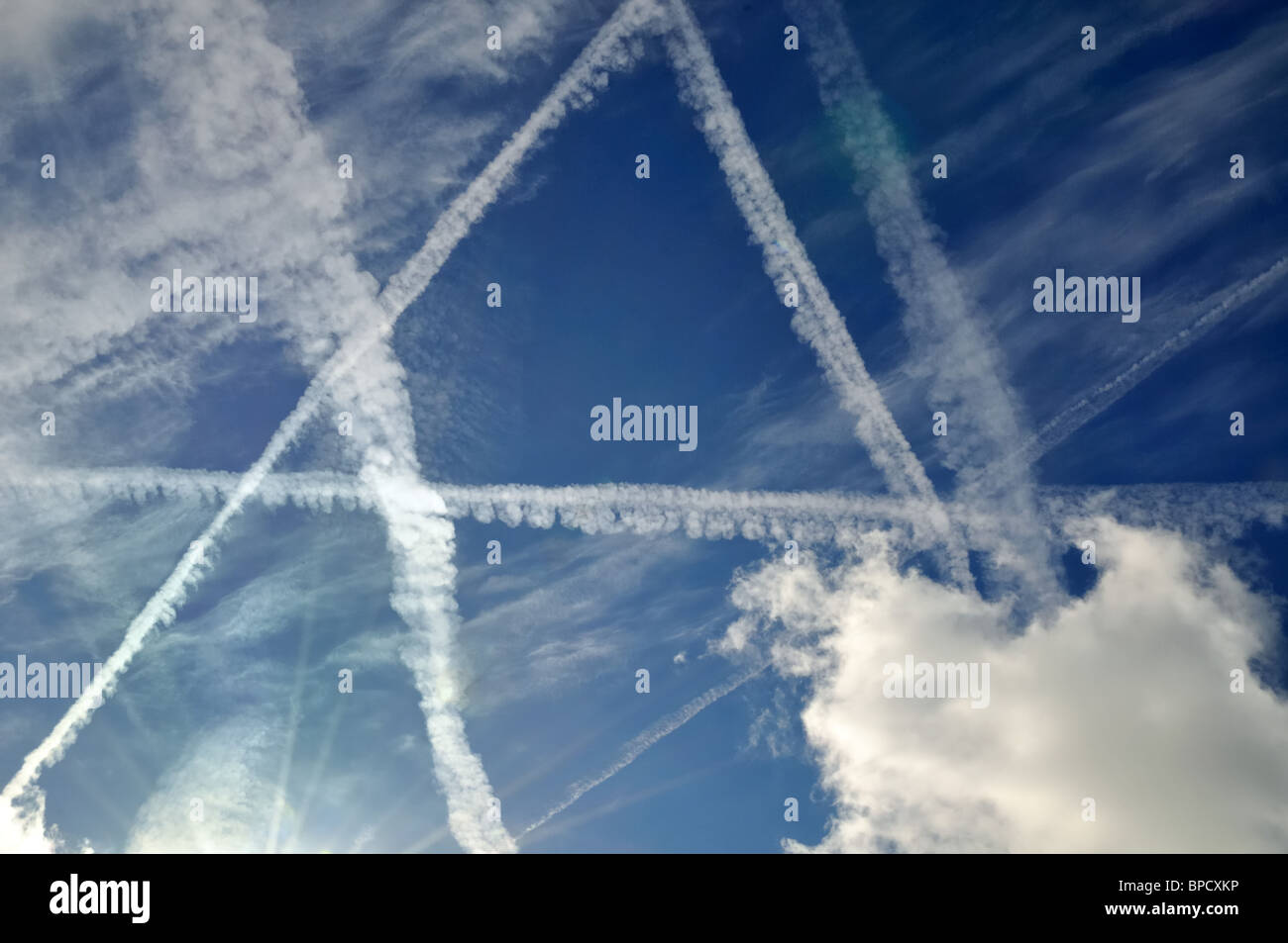 Aeromobili con percorsi contro il cielo blu Foto Stock