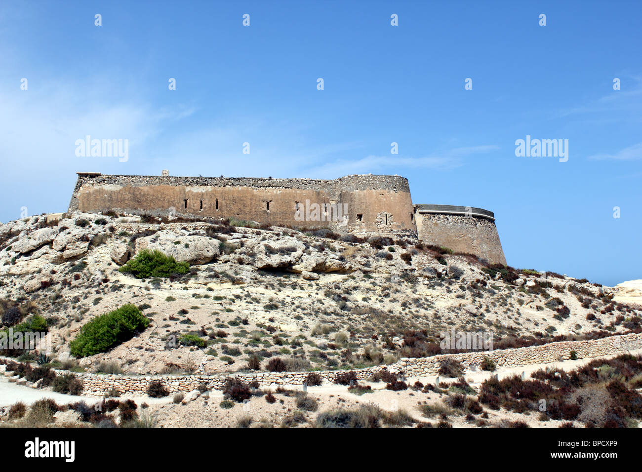 Vista del Castillo de San Ramón, un18esimo secolo torre di vedetta, sopra la spiaggia di El Playazo, Cabo de Gata, Andalusia Spagna Foto Stock