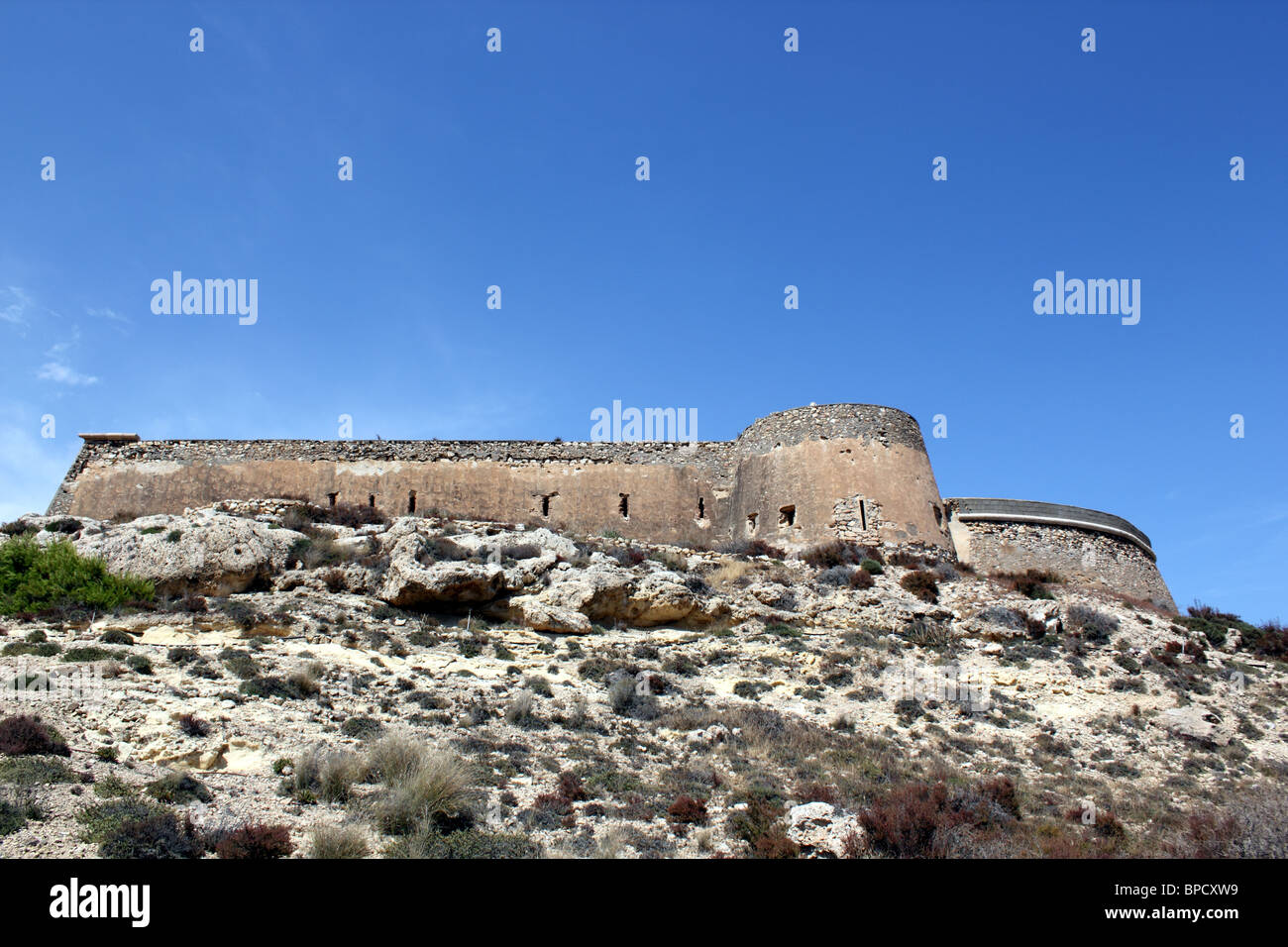 Vista del Castillo de San Ramón, un18esimo secolo torre di vedetta, sopra la spiaggia di El Playazo, Cabo de Gata, Andalusia Spagna Foto Stock