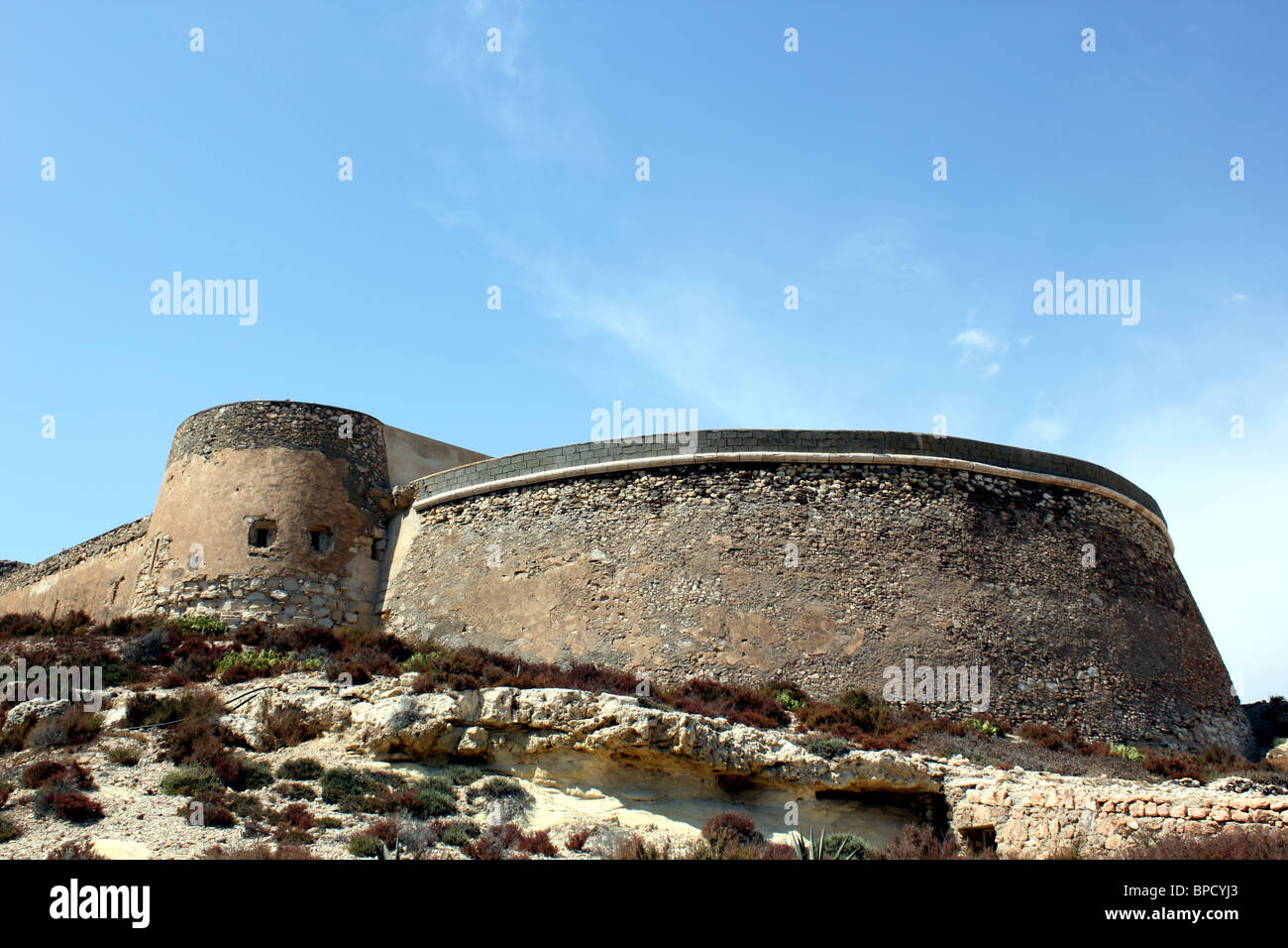 Vista del Castillo de San Ramón, un18esimo secolo torre di vedetta, sopra la spiaggia di El Playazo, Cabo de Gata, Andalusia Spagna Foto Stock