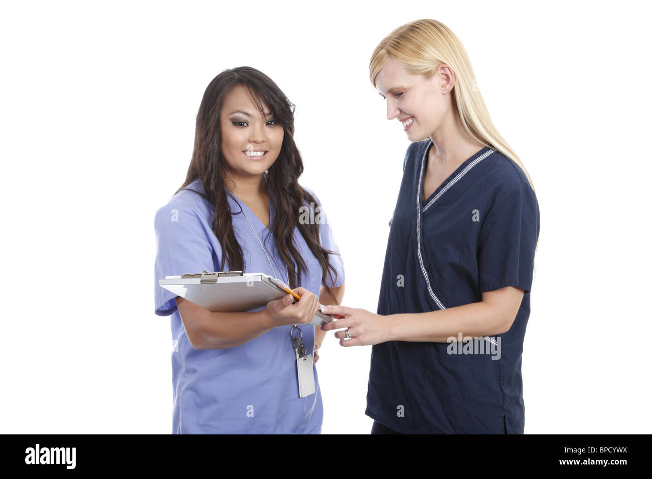 Il personale medico che va oltre il grafico del paziente Foto Stock