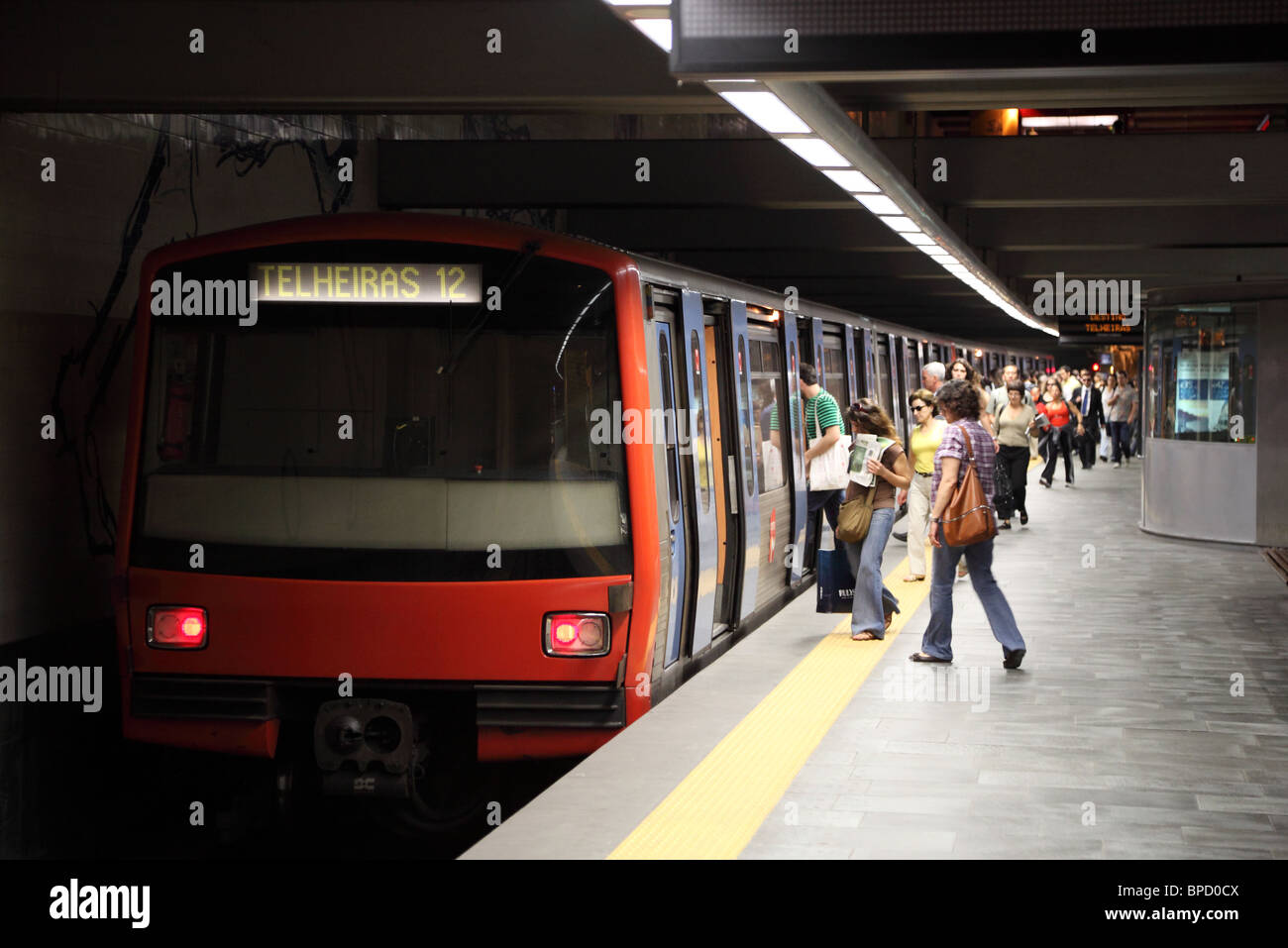 Metro treno in stazione Oriente a Lisbona, Portogallo Foto Stock