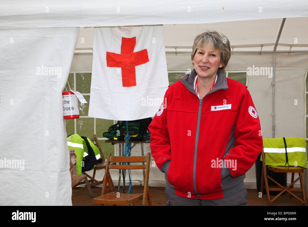 I volontari della Croce rossa a nastro rosa a piedi Bleinham Foto Stock