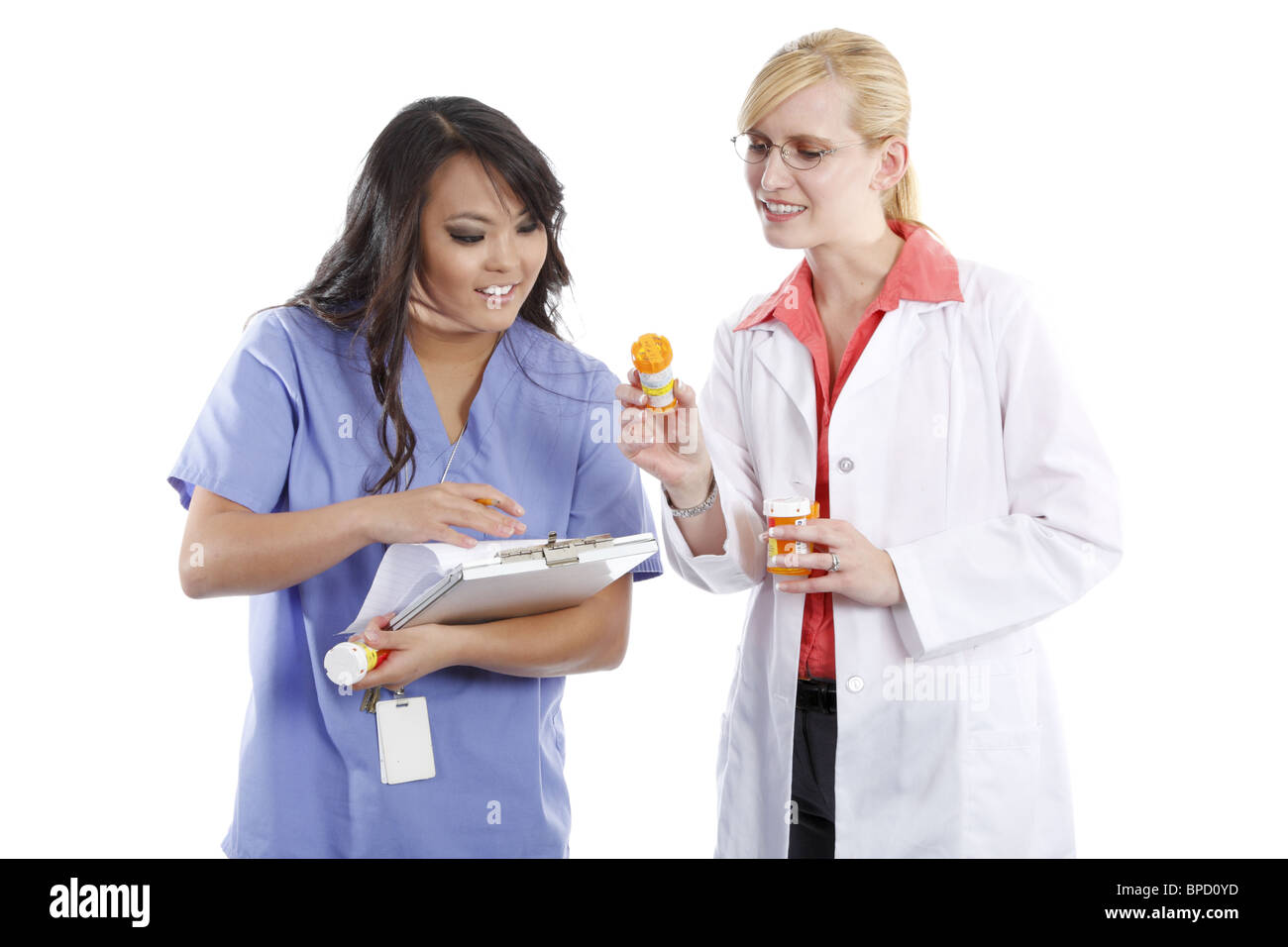 Medico e infermiere a discutere di pazienti farmaco Foto Stock