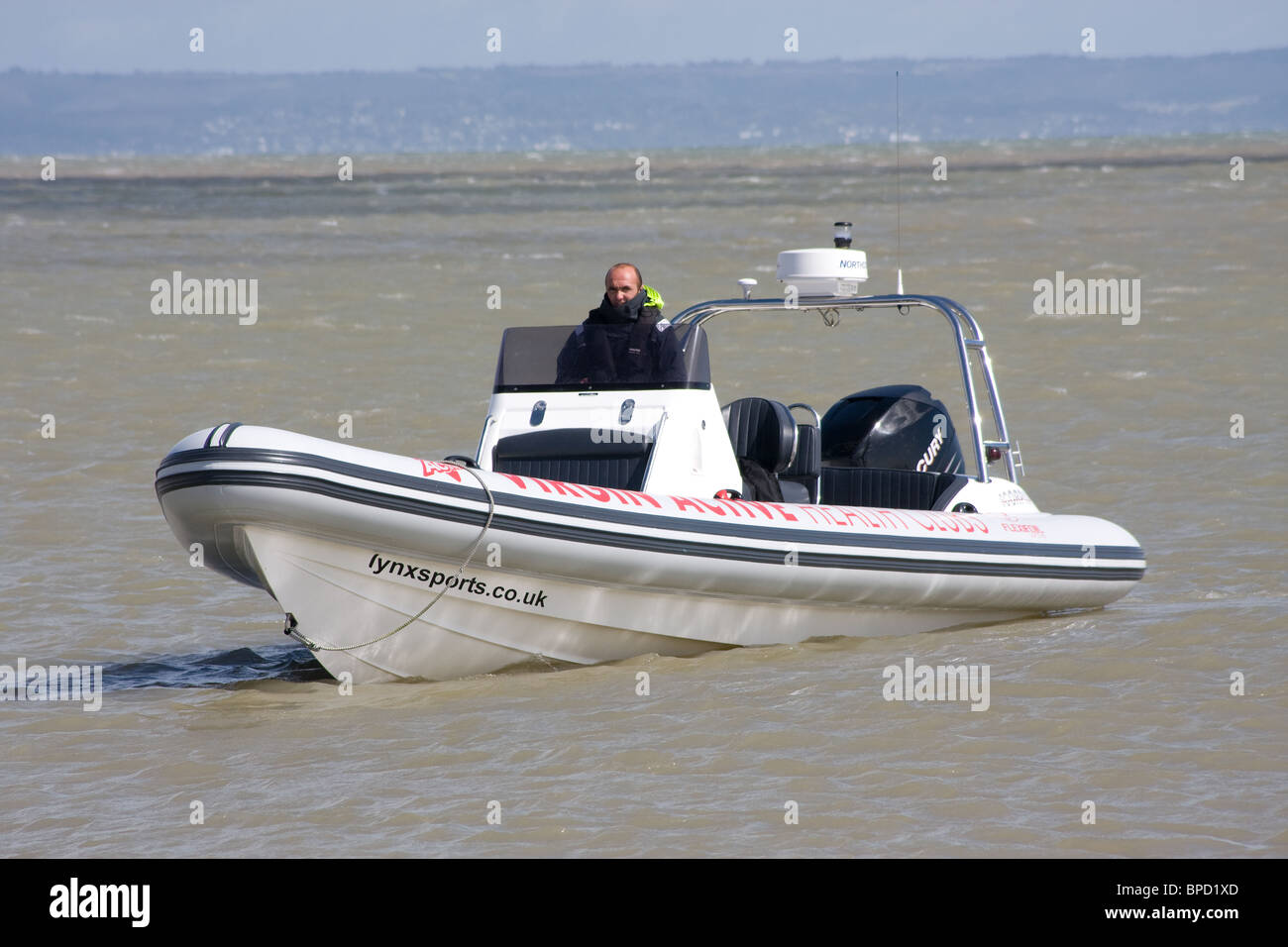 Richard Branson prima kitesurf kite surf kitesurf tentativo di imbarco termina a causa di forti venti nel canale in inglese Foto Stock