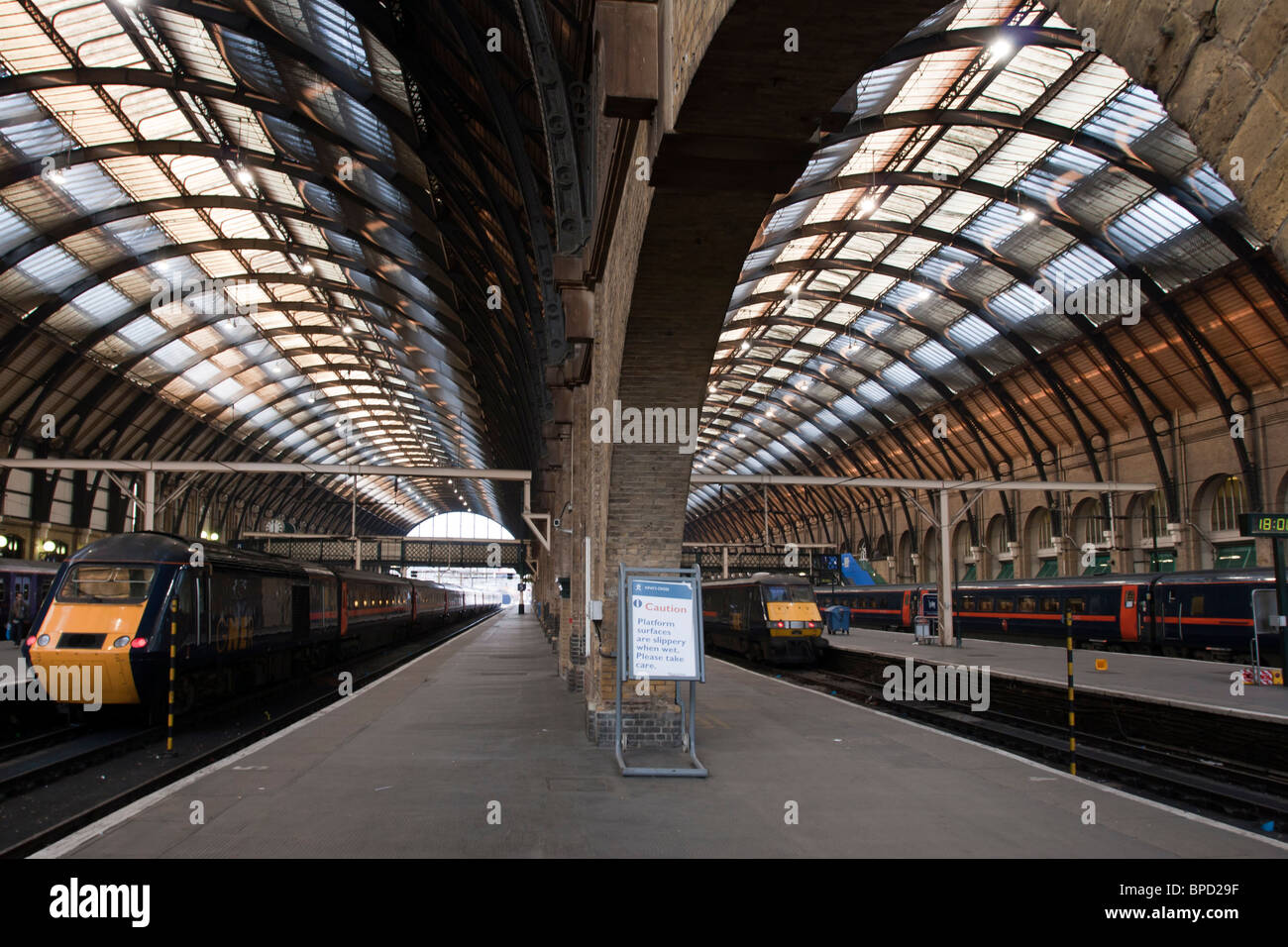Kings Cross Mainline Station - Londra - prima del lavoro di ricostruzione. Foto Stock