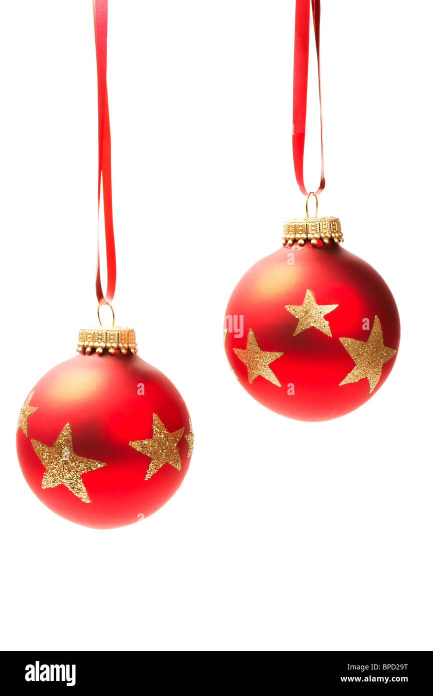 Due appendere rosso opaco palle di Natale isolato su sfondo bianco Foto Stock