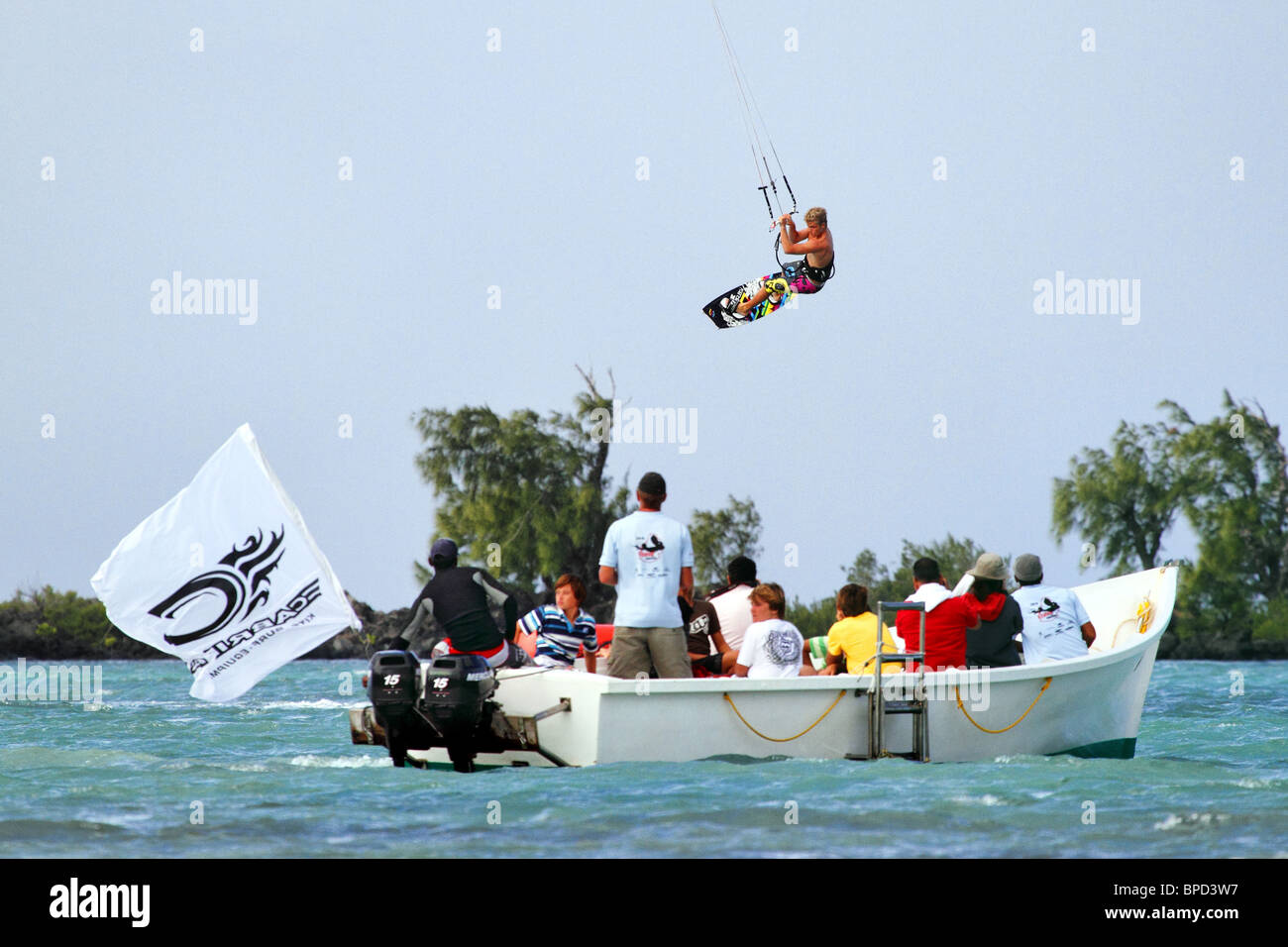 Kitesurfer saltando su una barca Foto Stock
