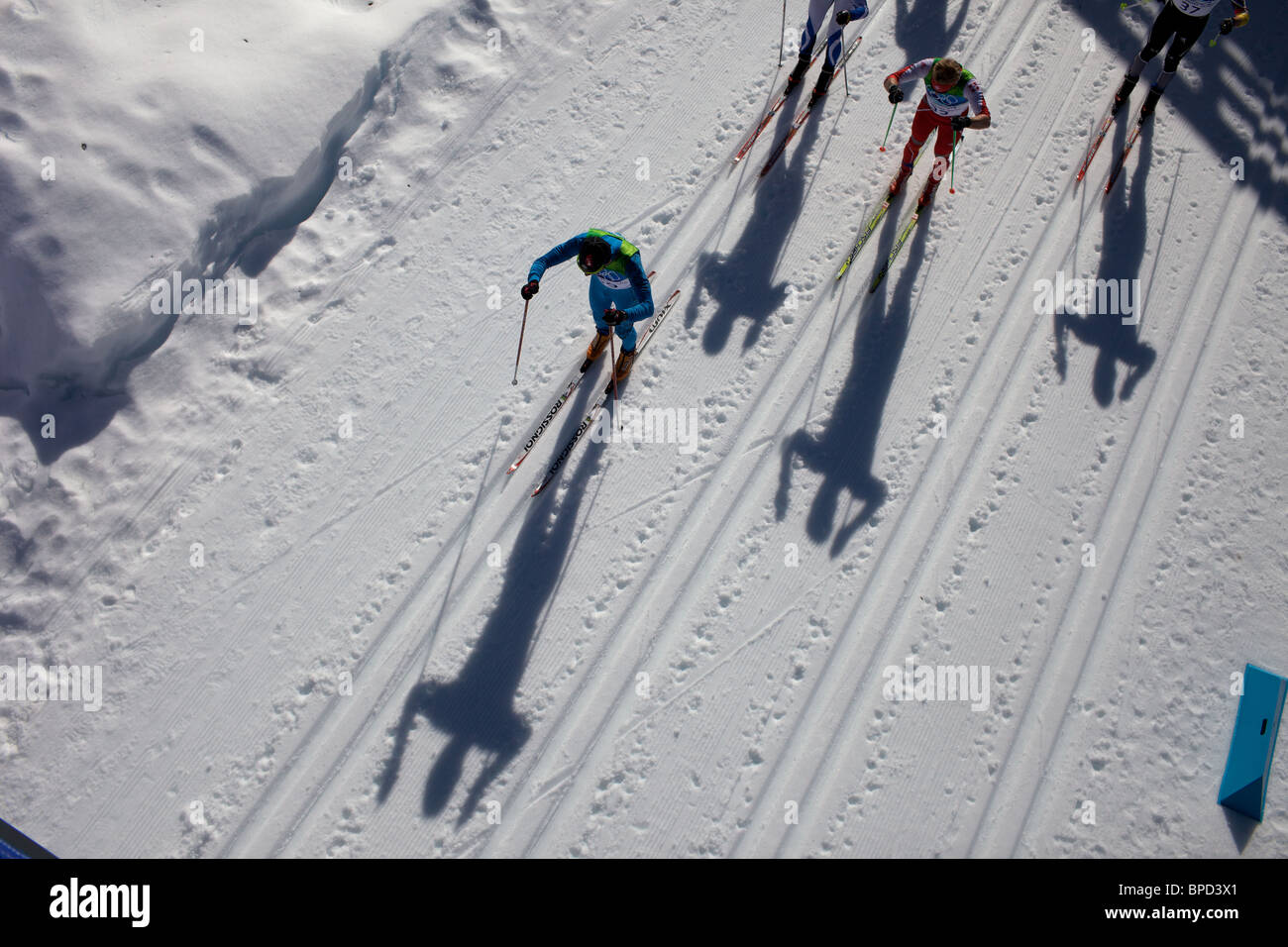 Olimpiadi invernali di Vancouver, 2010 Le ombre degli atleti espressi sulla superficie della neve durante l uomo 30km inseguimento. Foto Stock